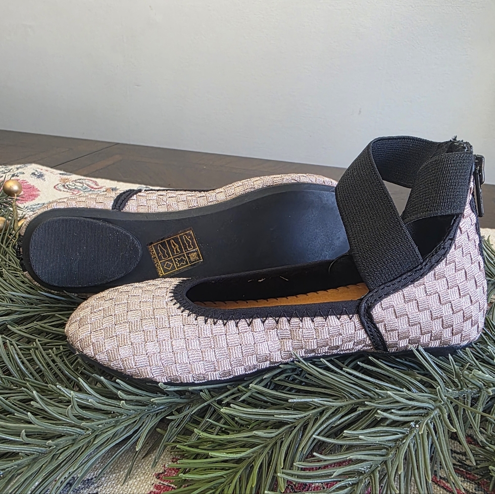bernie mev. Girl's Monica Ballet Flats in Nude Metallic